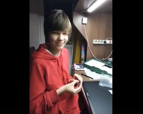 Аня С. с новым планшетом. Изображение взято с официальной группы ВК "Мир в каждый дом"