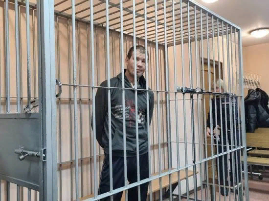 40-летний Александр будет до середины февраля находиться в томском СИЗО.  Его обвиняют по двум статьям: 1) неправомерное завладение автомобилем без цели хищения и 2) нарушение правил дорожного движения, повлекшее по неосторожности смерть двух или более лиц. По совокупности ему грозит 20 лет тюремного заключения.