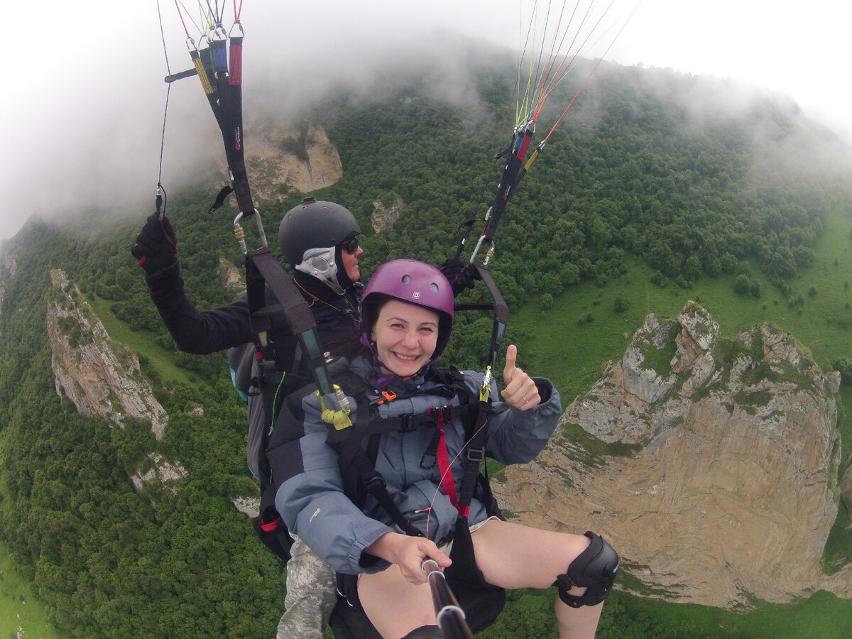 Если приглядеться, то за нами, правее, виден флажок, висящий на несущем тросе. GoPro удаляет, трос висит гораздо ближе, чем кажется на фото. 