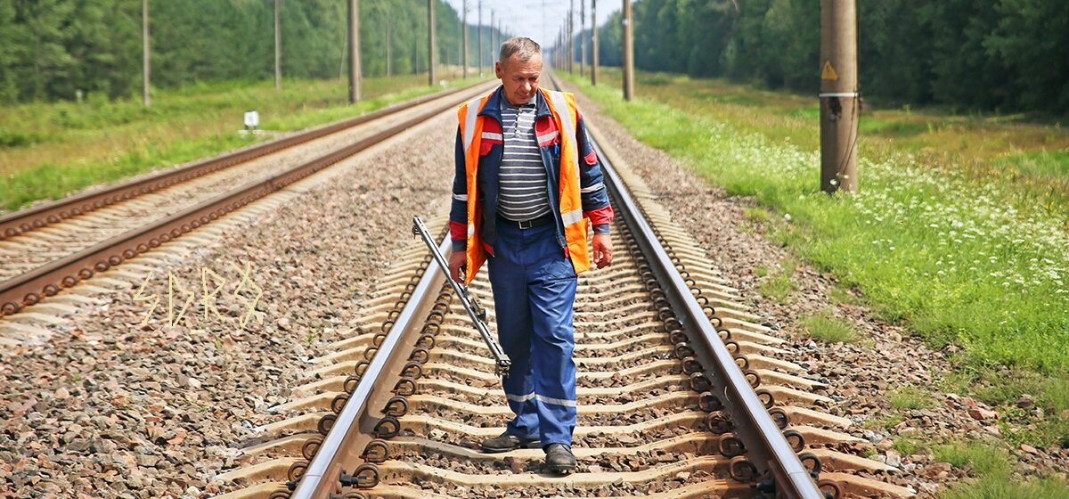 Сигналист это. Путейцы (путевые обходчики). Обходчик путей РЖД. Путейцы ЖД. Сигналист Путеец.