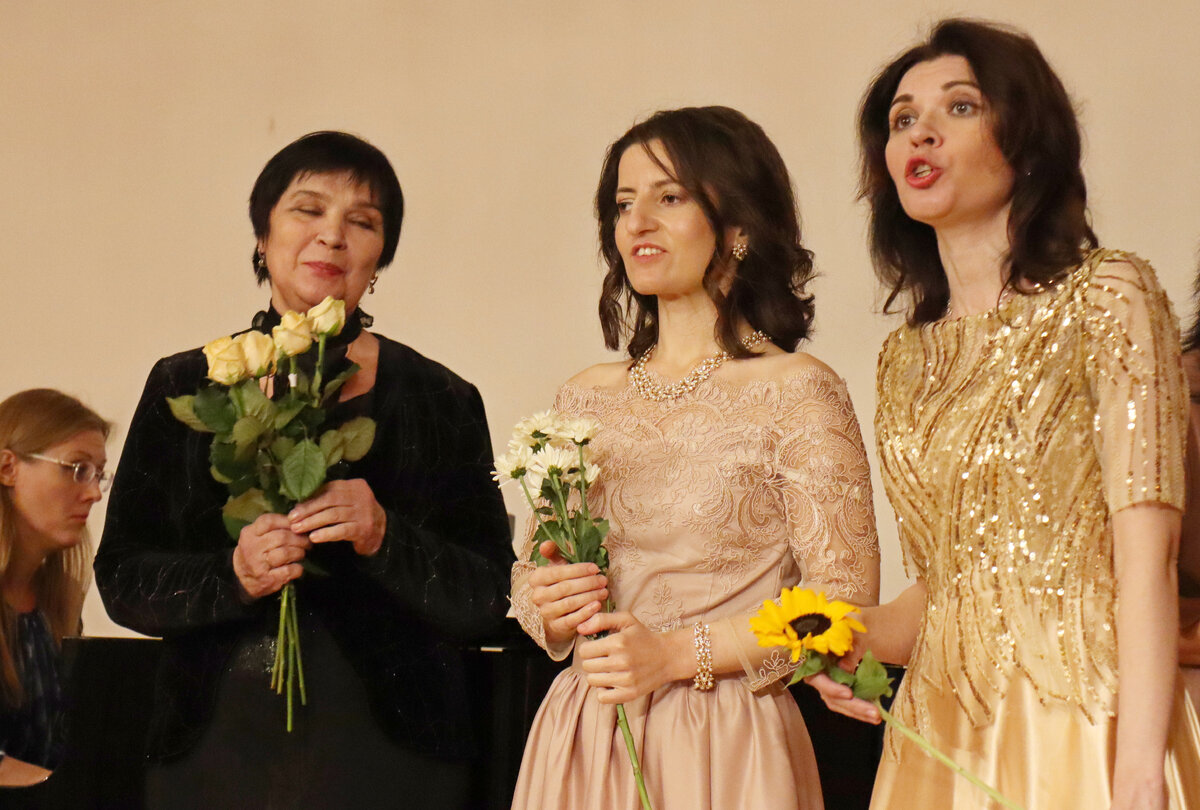 Татьяна Винникова с солистками "Гомера" Еленой Мартиросовой и Анастасией Зверевой