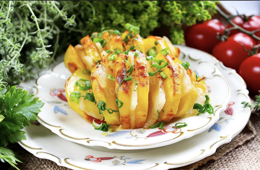 Экономно, сытно, оригинально и потрясающе вкусно! Картошка с салом в духовке подойдет тем, кто не знает, что необычного, быстрого и в то же время изумительно вкусного предложить гостям. Удивите их красивым и невероятно аппетитным гарниром из картофеля с дольками сала!
