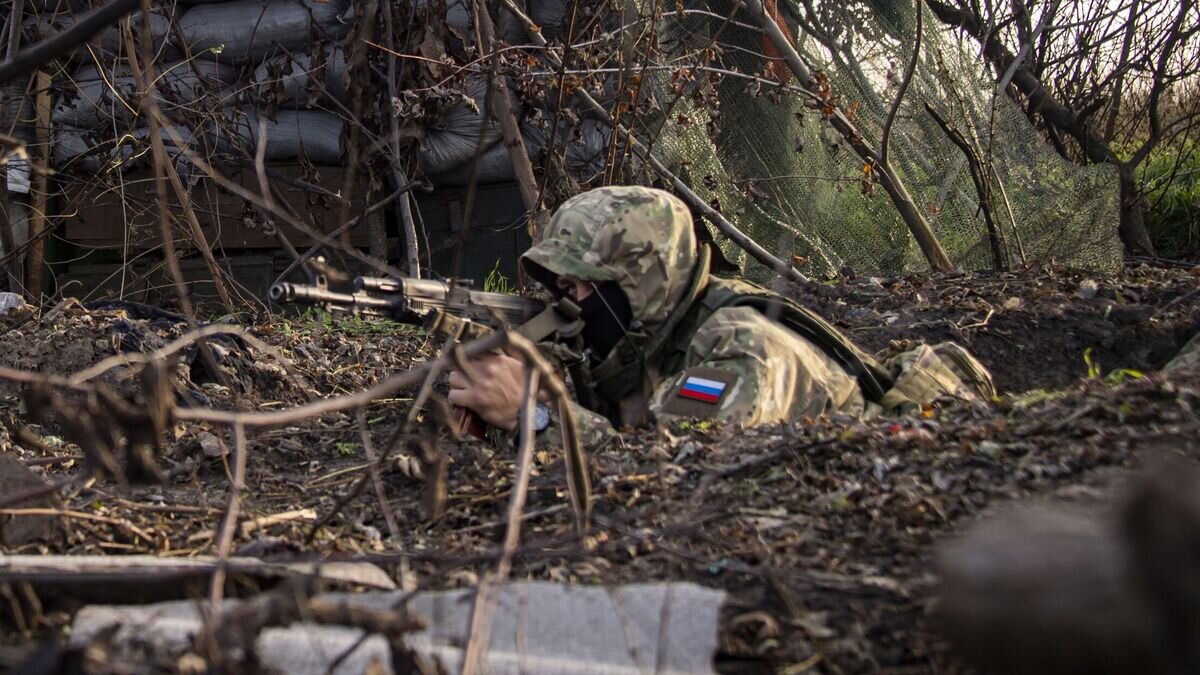    Боец добровольческого отряда "Крым" недалеко от линии боевого соприкосновения в Запорожской области© РИА Новости / Дмитрий Макеев