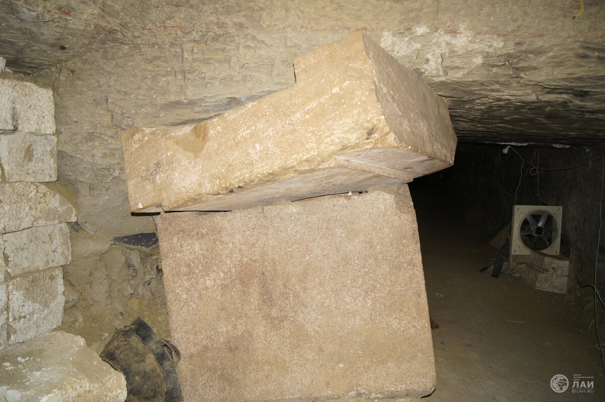 Саркофаг в гробнице Сенусерта III. Автор фото: Наталья Носова