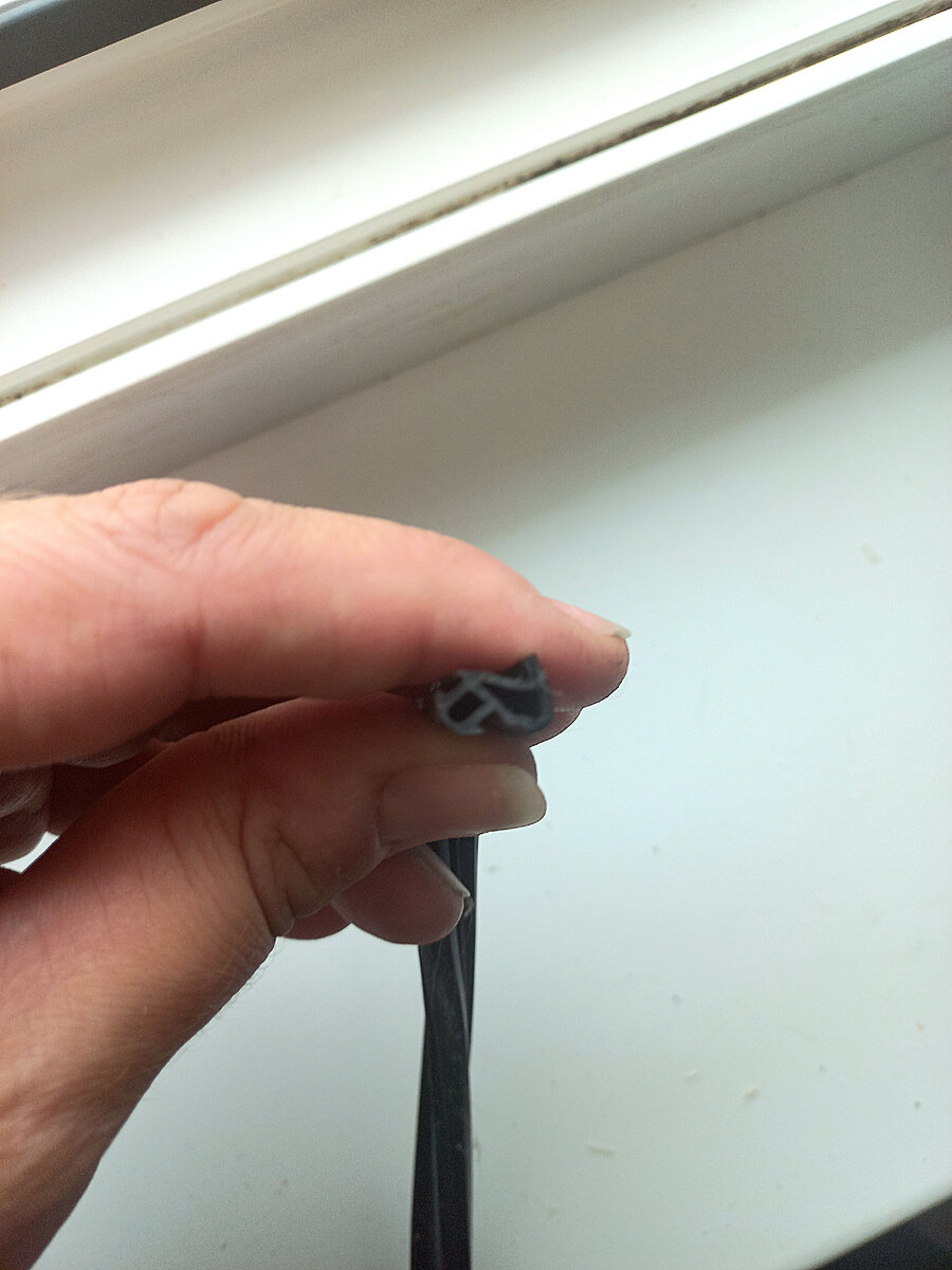 Именно эта резинка универсальная, подходит ко всем профилям. И створка с ней прилегает очень сильно.