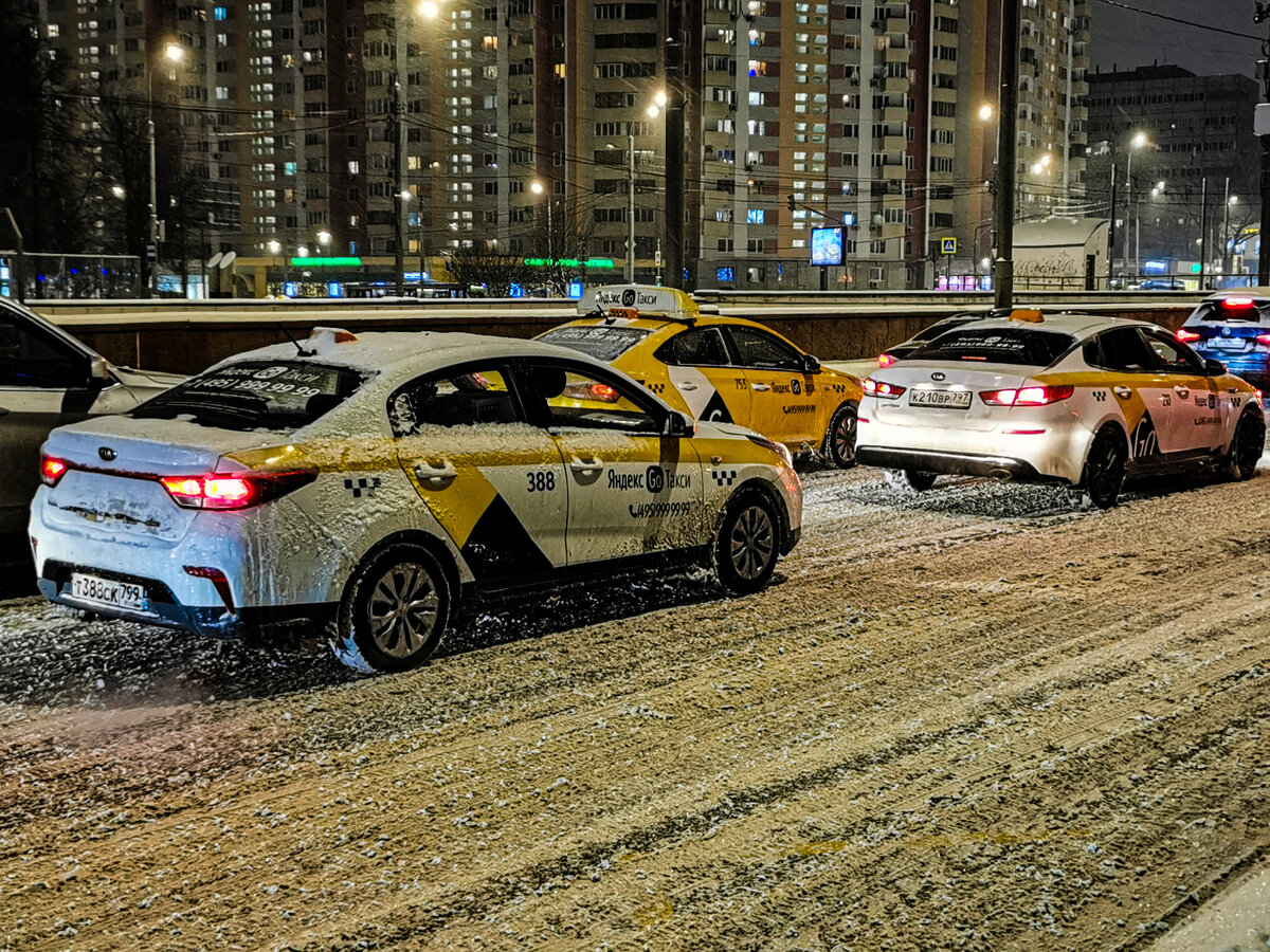Автомобили такси на ТТК.