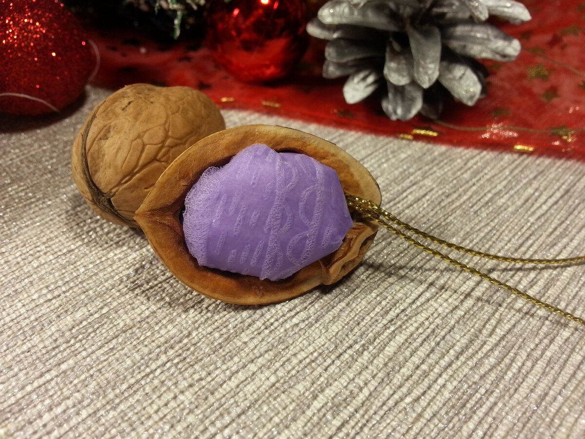 Украшения из грецких орехов могут быть выполнены в стиле елочных игрушек викторианской эпохи