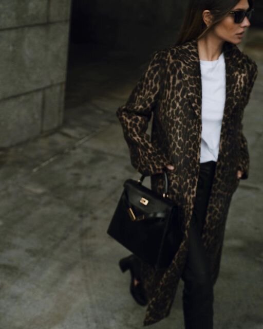 В данном случае пальто с леопардовым принтом 12storeez как раз играет роль акцента. Оно отлично работает с базовой белой футболкой, черными брюками и лаконичной сумкой. Фото Pinterest 