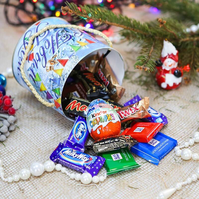 Новогодний сладкий подарок для мальчика и наборы конфет купить в Москве по доступной цене
