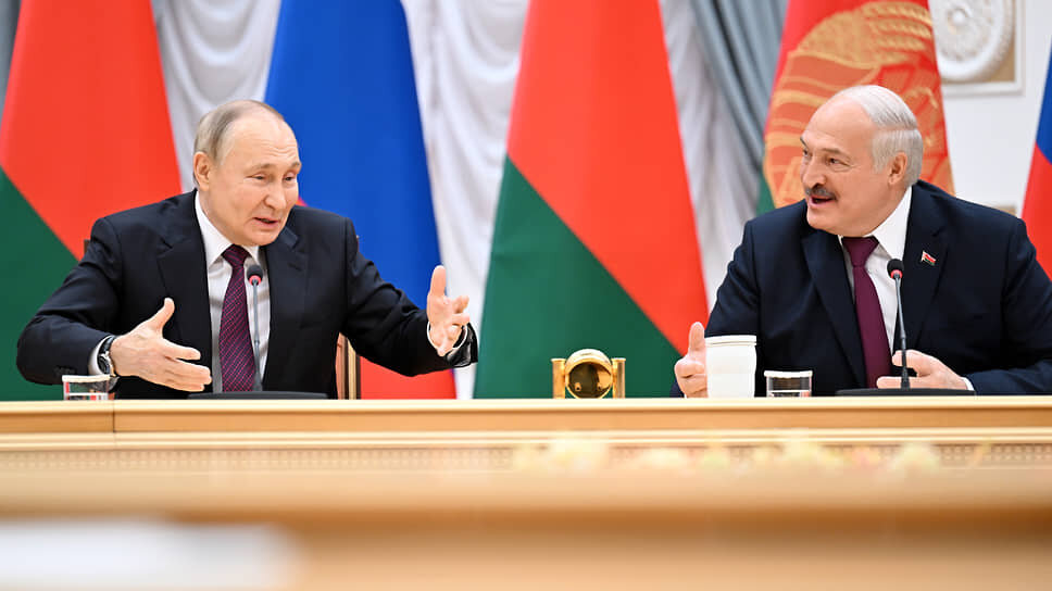 Фото: Дмитрий Азаров / Коммерсантъ📷Владимир Путин (слева) и Александр Лукашенко во время встречи 19 декабря