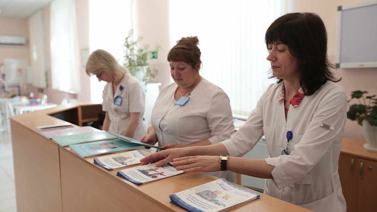     Вакцинация от гриппа имеет свои профилактические сроки, которые устанавливают регуляторы эпидемиологической службы, сообщили корреспонденту RostovGazeta в одной из поликлиник Ростова.
