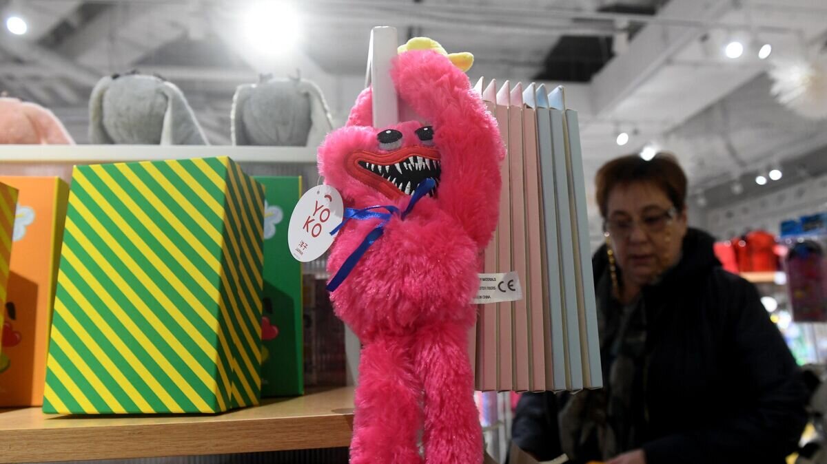    Мягкая игрушка "Хагги Вагги" на витрине магазина в Москве.© РИА Новости / Кирилл Каллиников