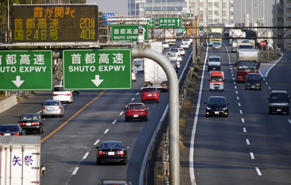 Почему в японии левостороннее. Японские дороги. Движение в Японии. Правостороннее движение в Японии. Движение машин в Японии.