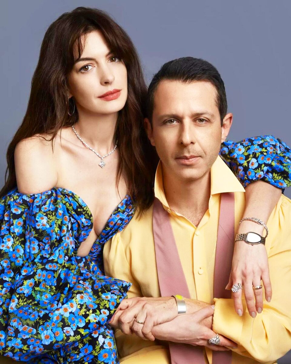    Артисты примерили стильные образыСоцсети Энн Хэтэуэй