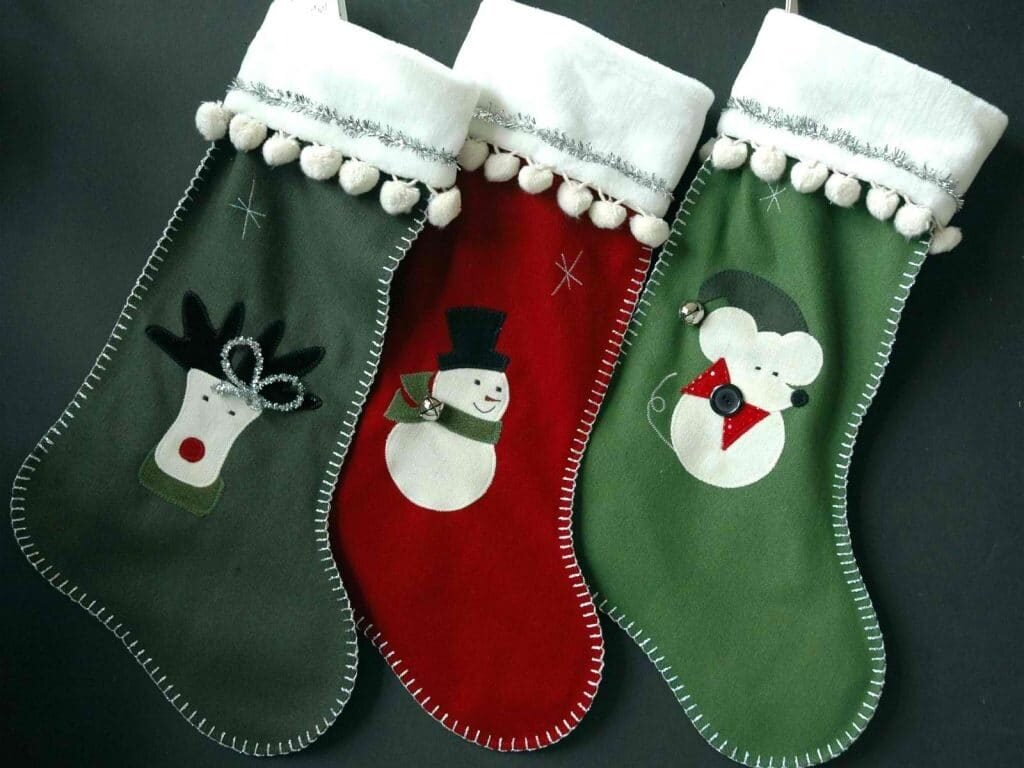 Как сшить гирлянду из рождественских носков своими руками - Поделки своими руками