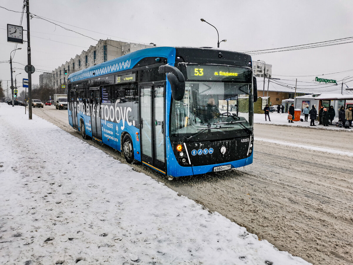 Транспорт на остановке 