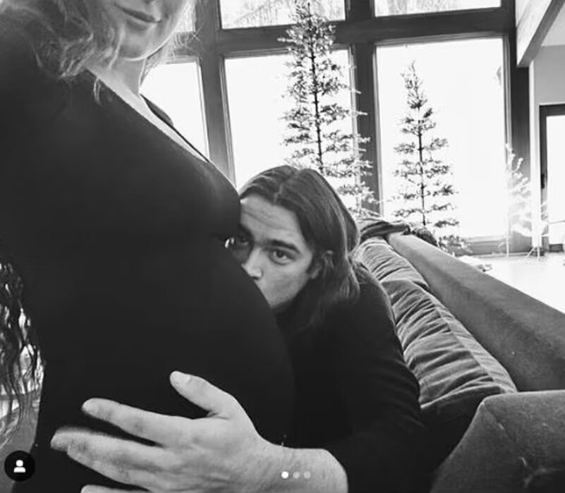    Румер Уиллис ждет первенца от музыканта Дерека Ричард ТомасаСоцсети Румер Уиллис