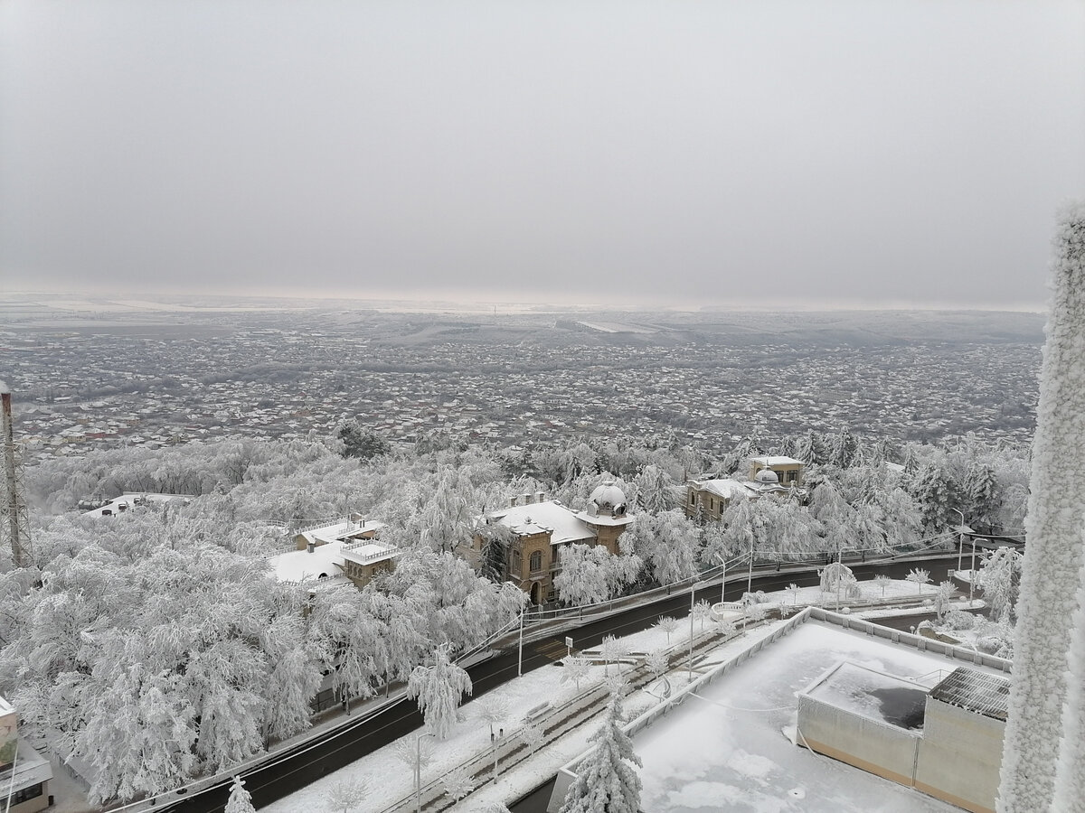 Вид на заснеженный Пятигорск. 