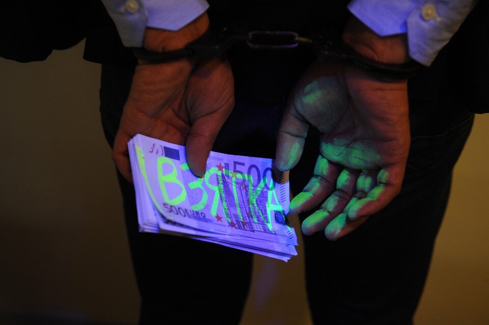     Мужчина за деньги помогал с заключением контрактов Иван МАКЕЕВ