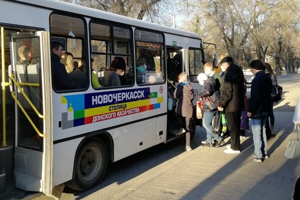 Маршрут 2 новочеркасск. Азовский рынок Новочеркасск. Списанные автобусы в Новочеркасске. Новочеркасская автобусы толпа. Направление маршруток по Дубоссарам автостанция рынок.