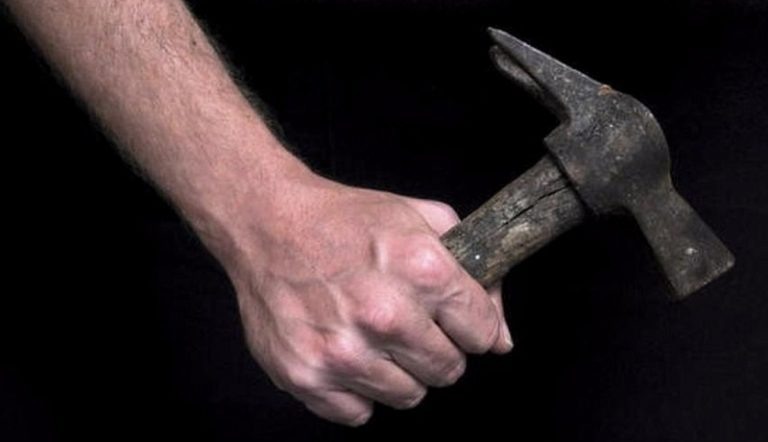    Житель Медногорска нанес несколько ударов молотком по голове своему знакомому Марина Шарт