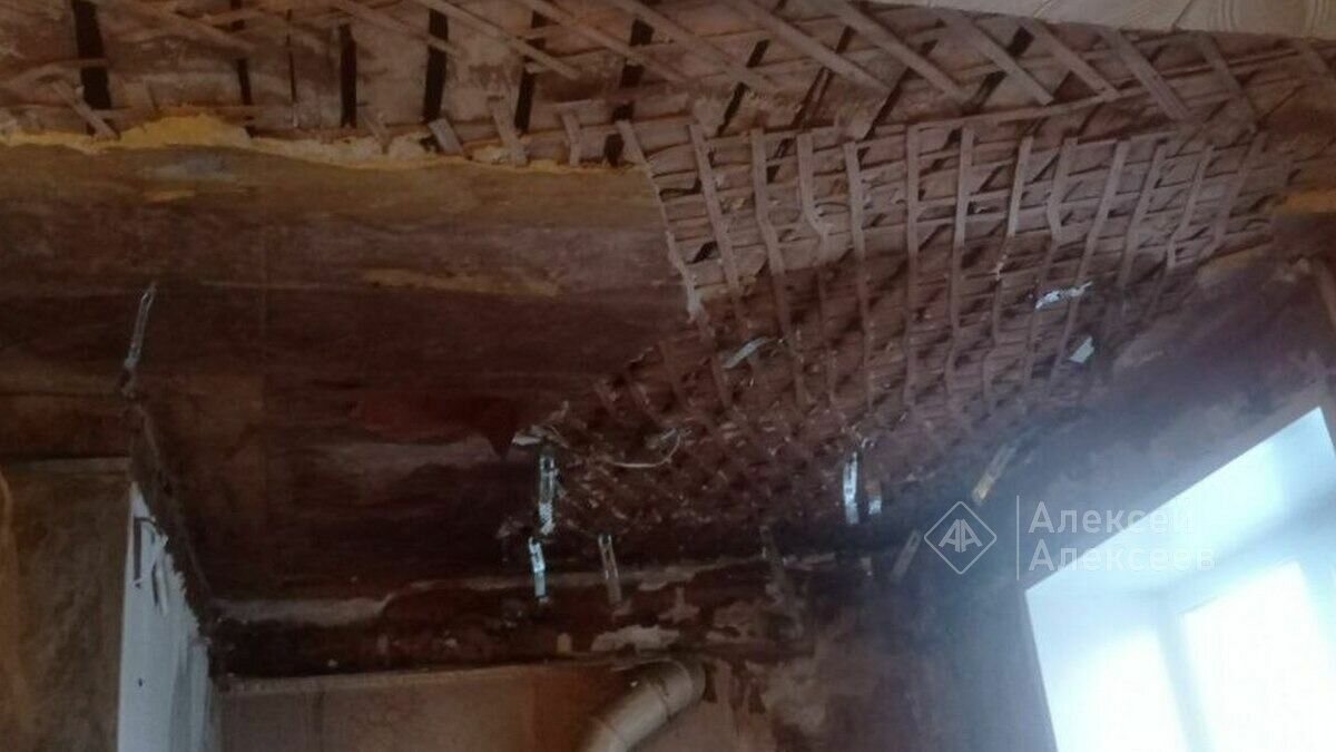     Потолок рухнул в квартире многодетной семьи в Дзержинске. О происшествии рассказал местный блогер Алексей Алексеев в своем Telegram-канале.