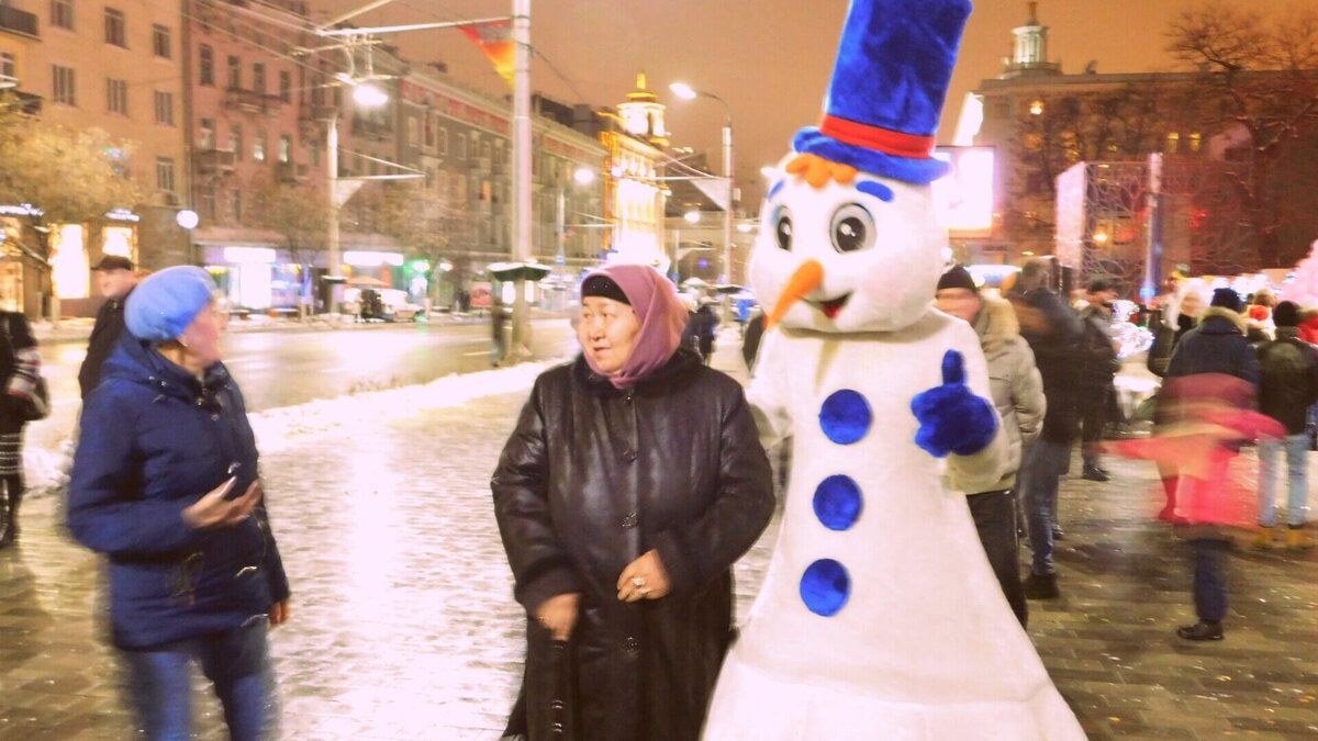     Самые юные ижевчанки в предстоящие каникулы пойдут на утренники в облике Лисичек, Елочек, а также сказочных персонажей Маши и Эльзы. Мальчики в этом году предпочитают наряжаться в Снеговичков, Фиксиков и героев из Щенячьего патруля.