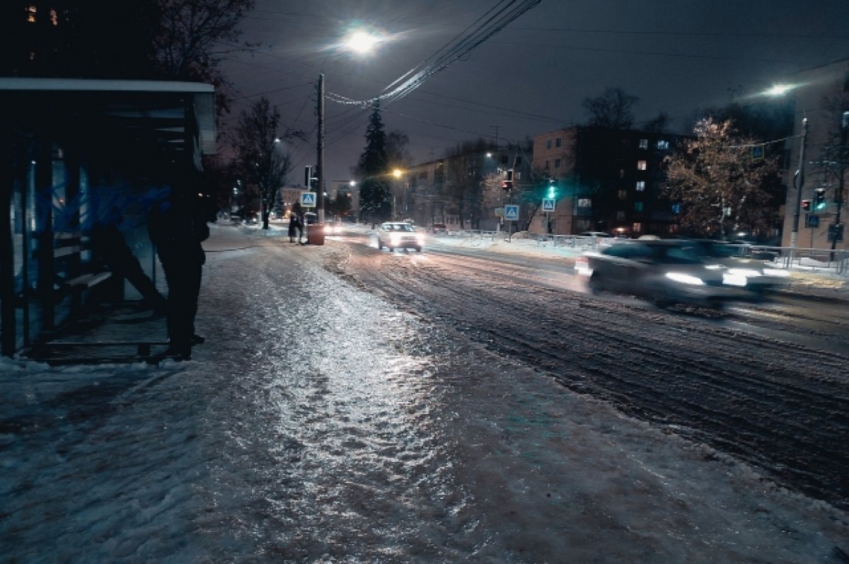    После ледяного дождя улицы Твери превратились в каток