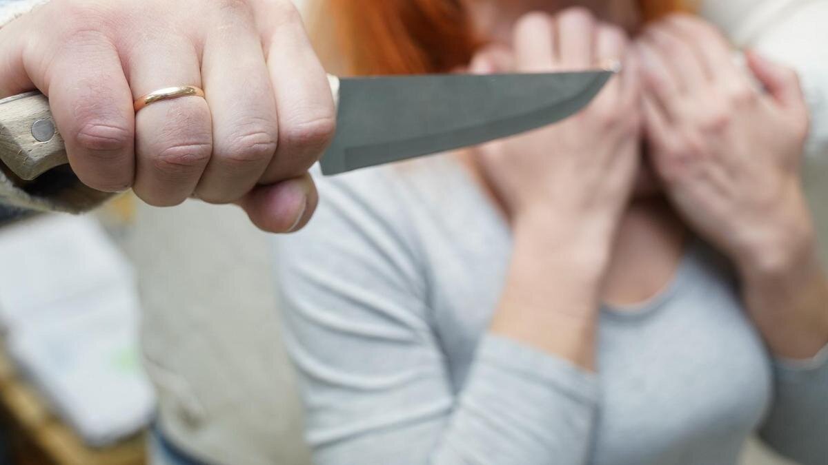    Мужчина нападает с ножом на женщину:NUR.KZ/Владимир Третьяков