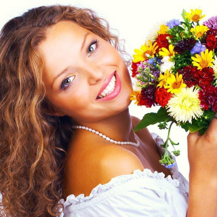 Лицо полное счастья. Счастливая женщина. Счастливая женщина с цветами. Красивая женщина с цветами. Женщина улыбается.