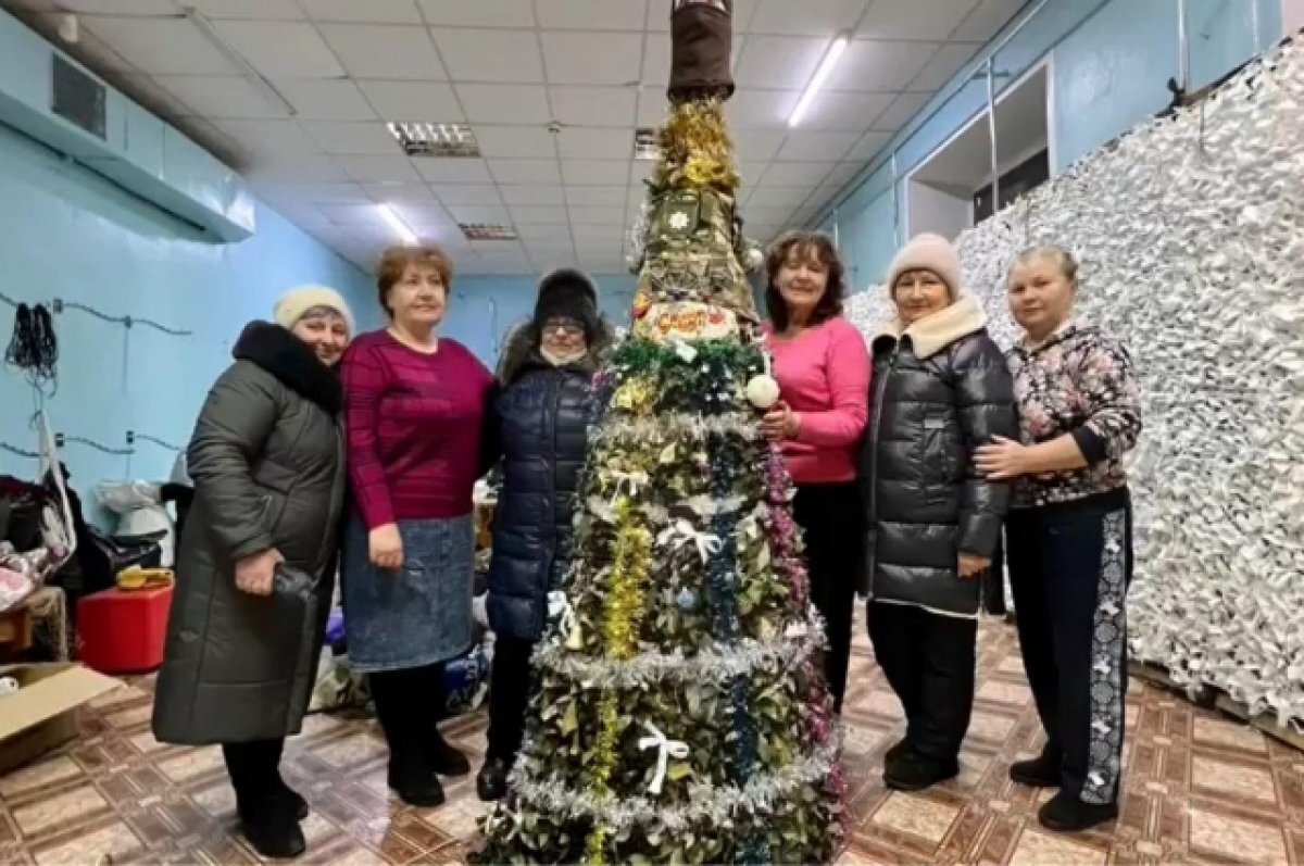    Под Новосибирском новогоднюю елку нарядили в балаклаву и бронежилеты