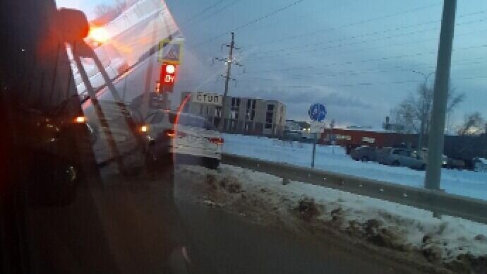     В областной столице 22 декабря у Гилевской рощи автомобиль КИА вылетел с дороги и застрял в снегу. Инцидент произошел около дома на улице 50 лет Октября, 207, ст 10. Пострадавших нет.