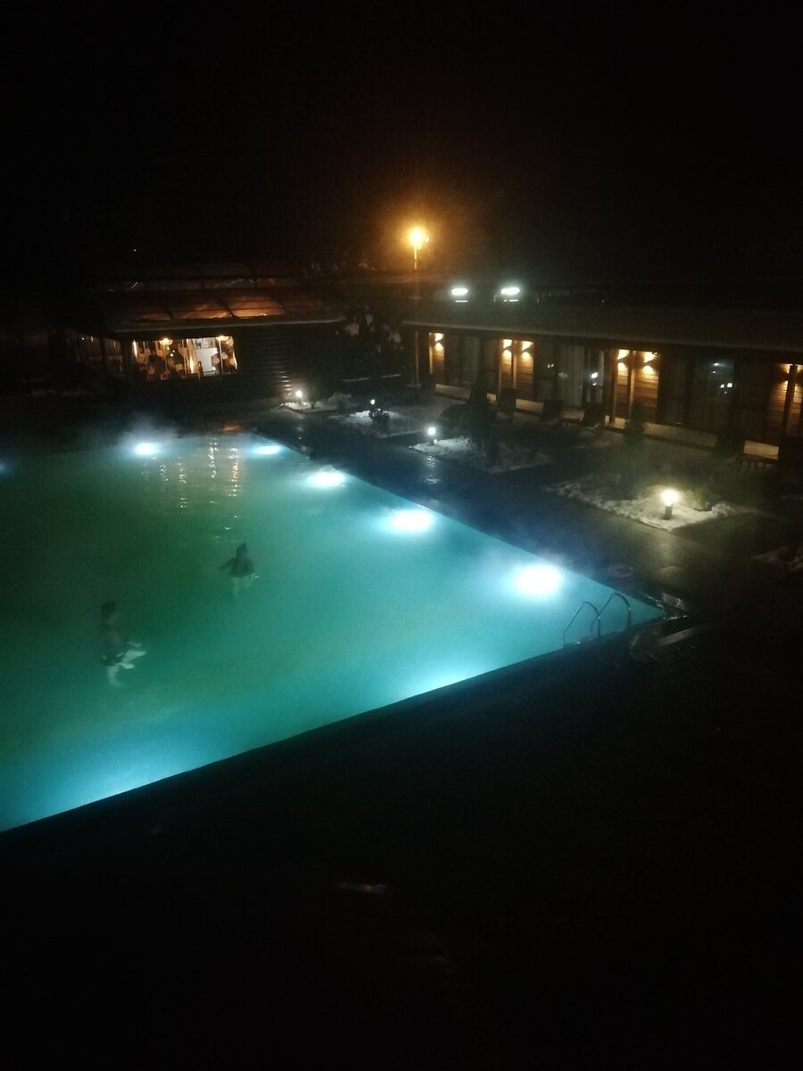 Бассейн с термальном водой