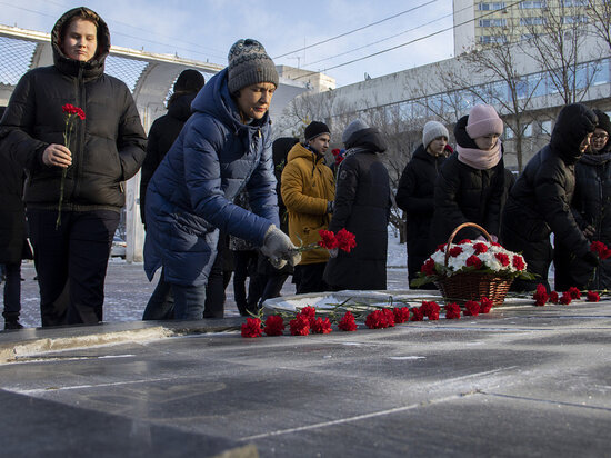     Хабаровчане возложили цветы к мемориалу «Черный тюльпан». ФОТО: мэрия Хабаровска