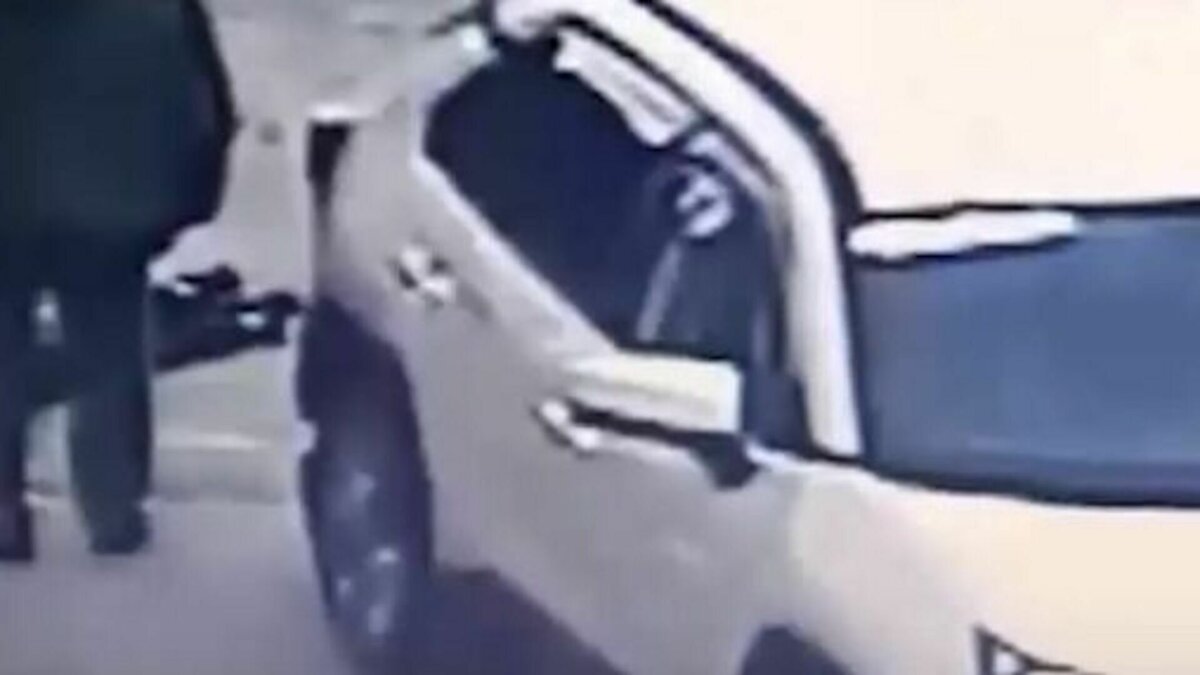 Мамонтов единая россия переехал ребенка. Сбитого ребенка депутатом. Под новосибирском депутат сбил ребенка и уехал. Ребенка сбила машина во дворе. Сбитого ребенка депутатом.