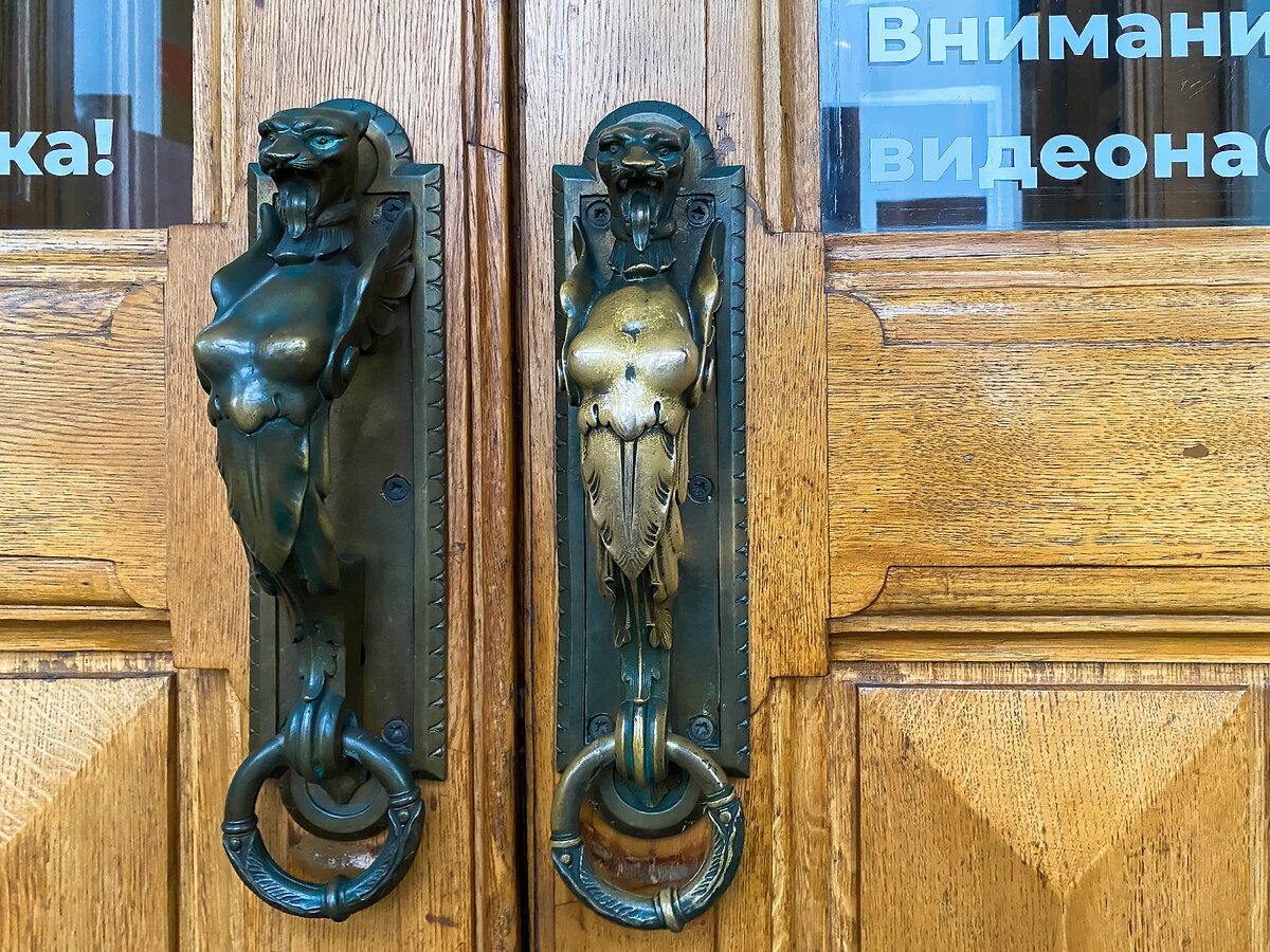 Чтобы зайти во дворец, нужно дернуть за ручку