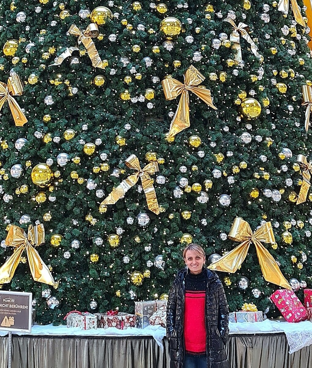 Ёлка в "Плюс Сити" города Линца, я рядом с красотой.