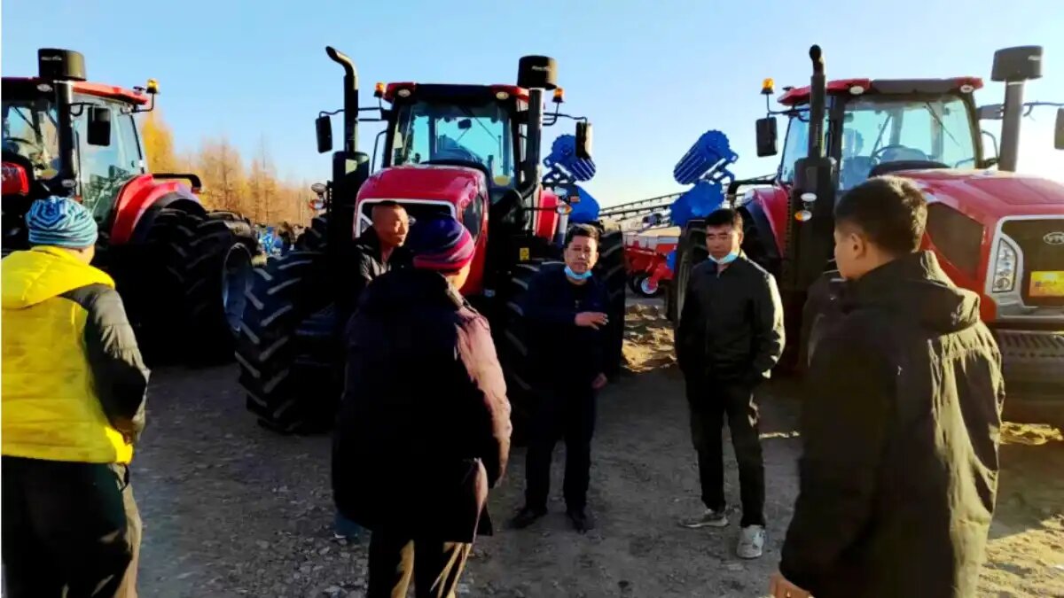 Фото: mei.net.cn Китайские тракторы Dongfanghong LF2204 мощностью 220 л.с. в поле