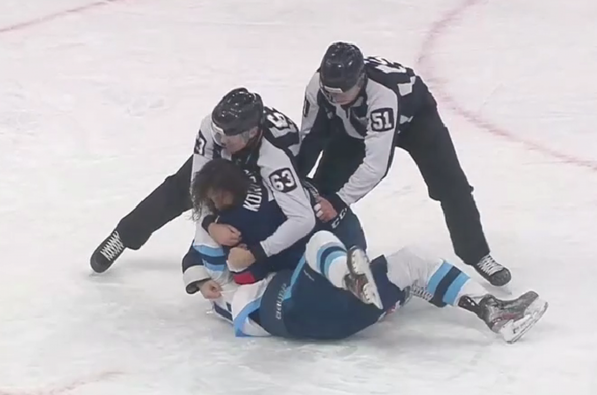    Хоккеист из Новосибирска подрался во время игры «Металлурга» с «Сибирью»