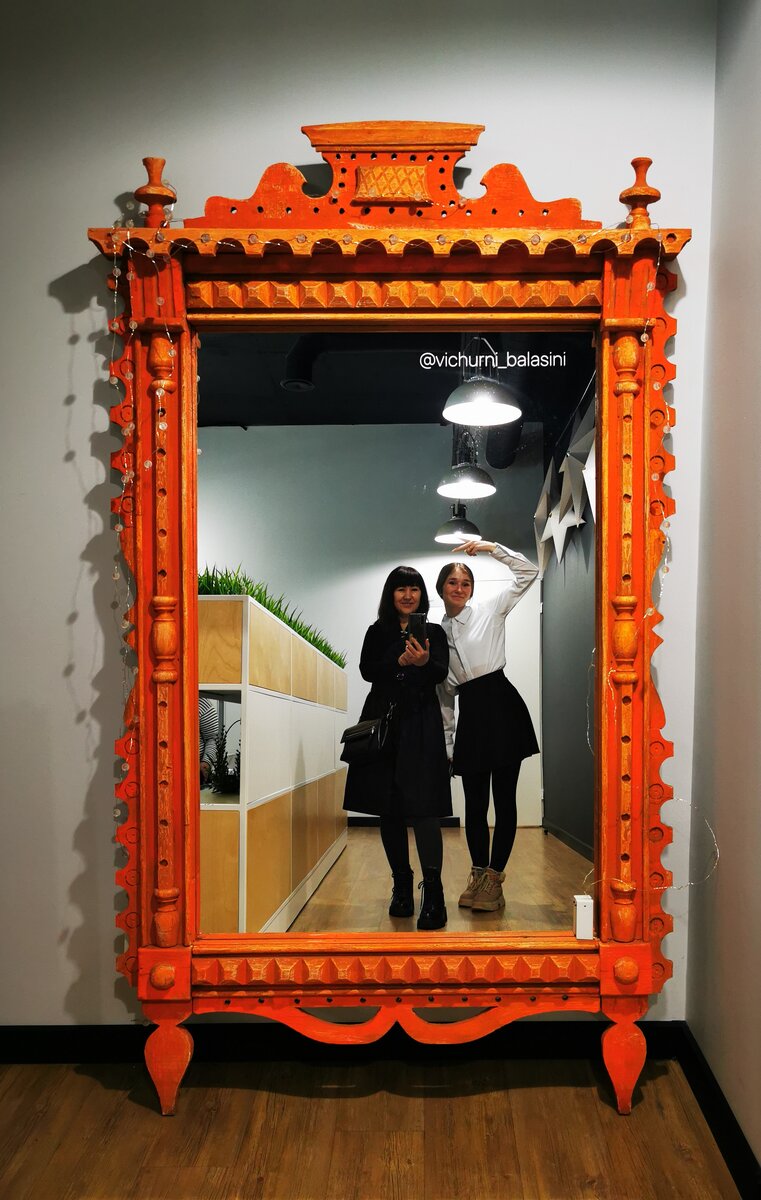 Зеркало в старином обналичники 