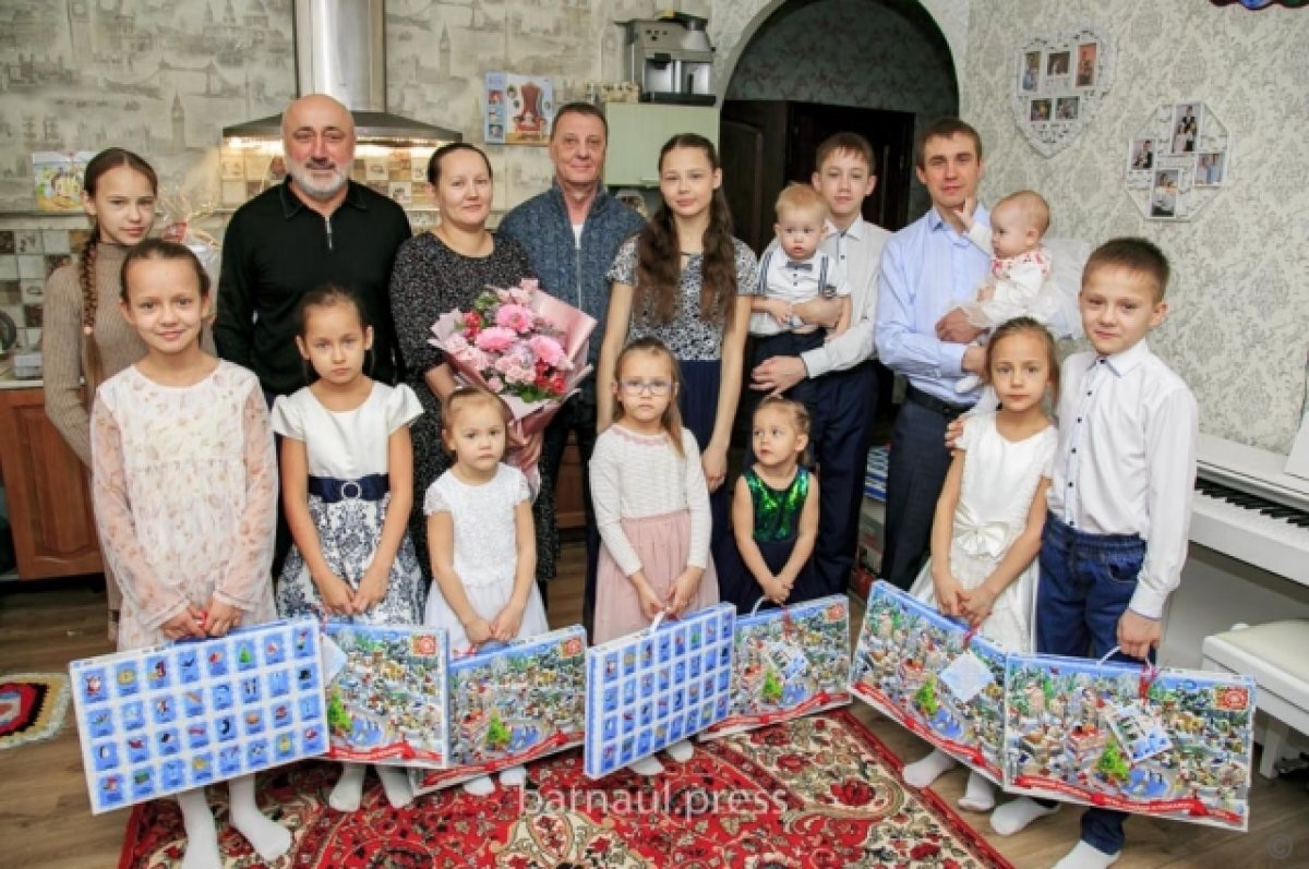    Глава Барнаула поздравил с Новым годом многодетную семью