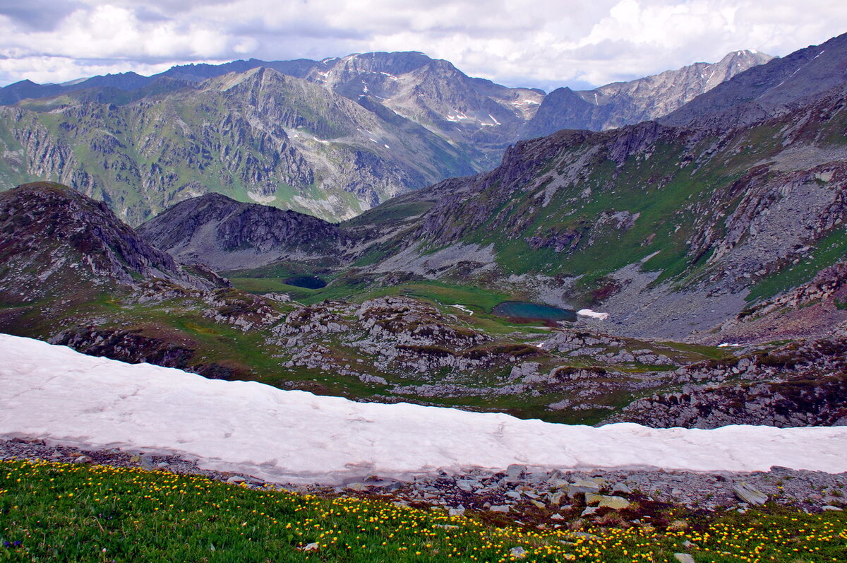 Катунский хребет. Идем по водоразделу реки Тихая и озера Тальмень. На горизонте виднеется перевал Крепкий, через который можно попасть к Мультинским озерам. (Автор всех фото к статье - Светлана Усанова).