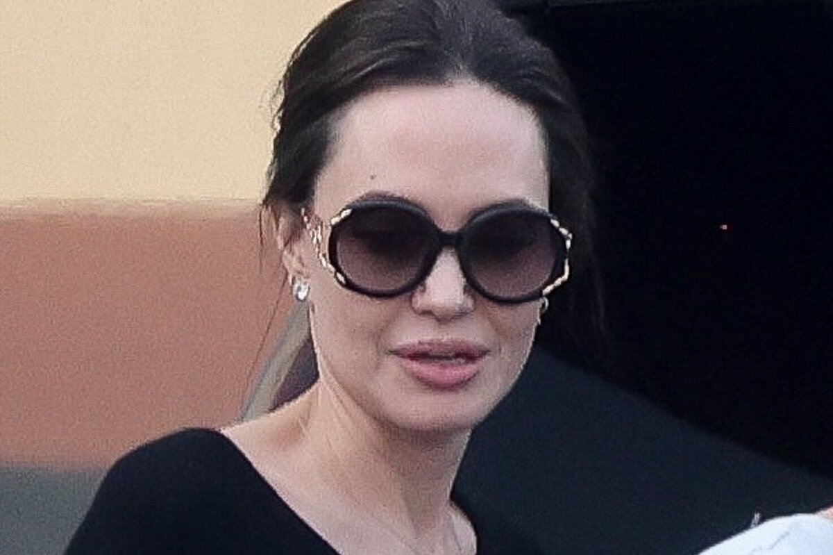     Струящийся наряд и счастливая улыбка: Анджелину Джоли с сыном в Лос-Анджелесе сняли папарацци