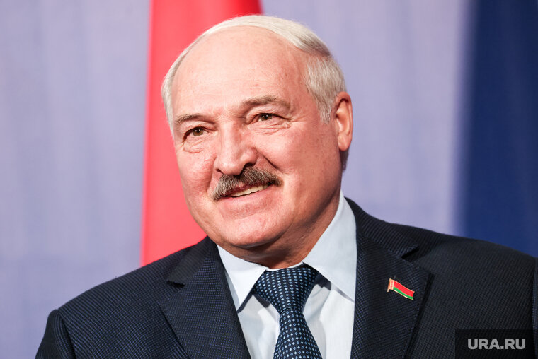    Александр Лукашенко подарил главе «Роскосмоса» сало и хлеб
