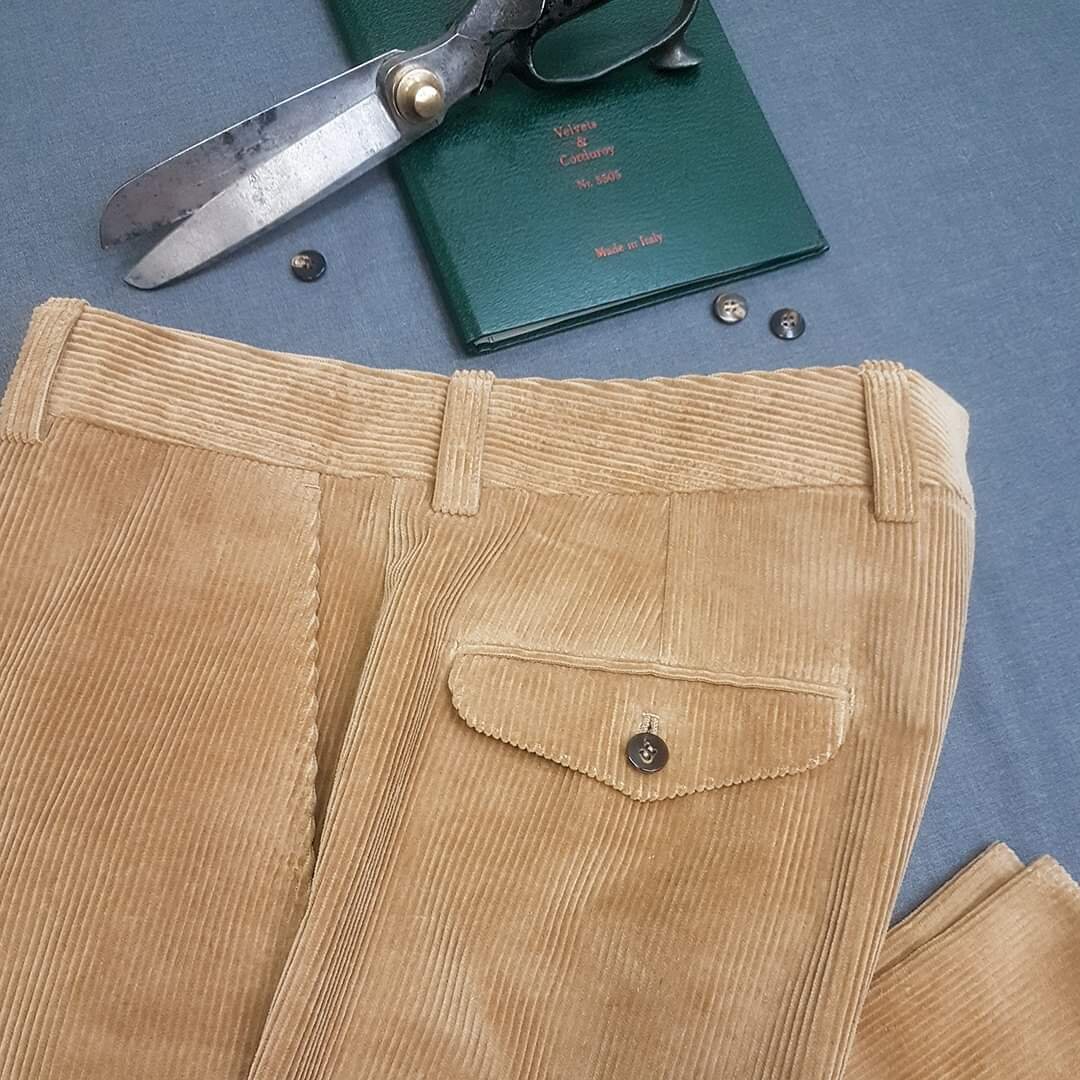 Брюки, изготовленные в ателье Bourbaki из 500-граммового крупного вельвета от неаполитанского текстильного дома Caccioppoli