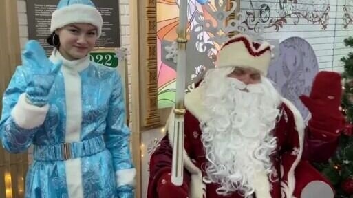     В Тобольске начала работать резиденция Деда Мороза. Домик зимнего волшебника открылся сегодня на Красной площади и уже успел принять первых гостей.