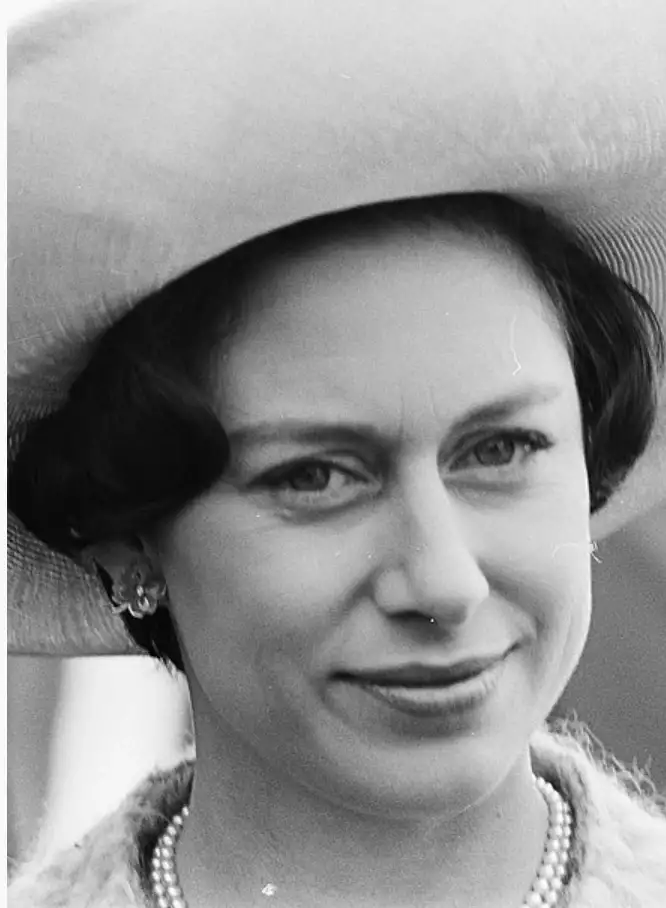 В отличие от своей сестры, королевы, которая была известна своим чувством ответственности и практичностью, принцесса Маргарет была известна своим веселым и свободолюбивым характером.