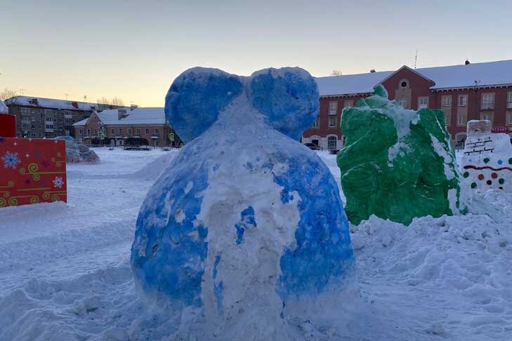    Снежный городок разрушили еще до его официального открытия. Фото пресс-службы администрации города Барабинска