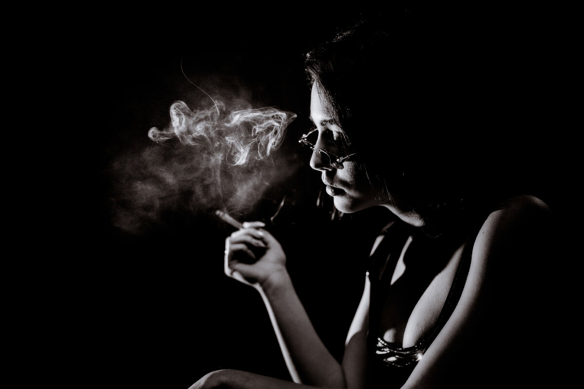 <a href="https://ru.freepik.com/free-photo/monochrome-portrait-of-young-girl-who-is-smoking-with-big-decollete-and-in-eyeglasses_7498731.htm#query=%D0%B6%D0%B5%D0%BD%D1%89%D0%B8%D0%BD%D0%B0%20%D1%81%20%D1%81%D0%B8%D0%B3%D0%B0%D1%80%D0%B5%D1%82%D0%BE%D0%B9&position=40&from_view=search&track=ais">Изображение от freepic.diller</a> на Freepik