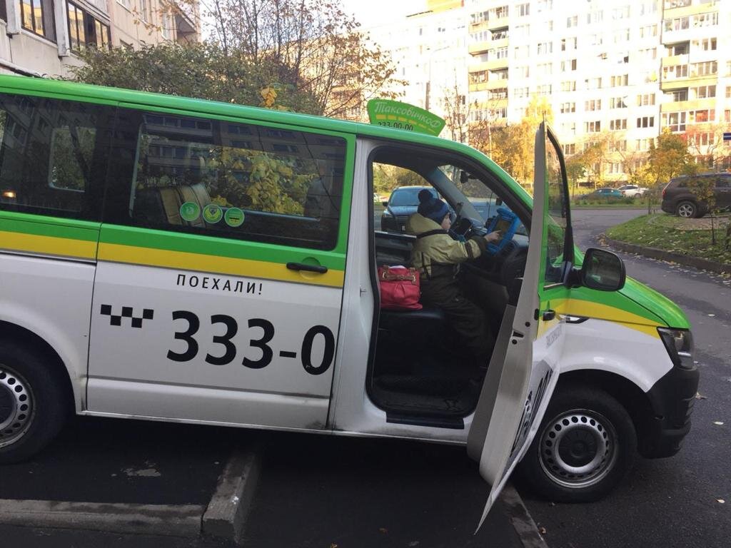 Такая вот машинка везла наши вещи в аэропорт, коих было, ни меньше - ни больше, 12 мест. Подготовилась я основательно. 
